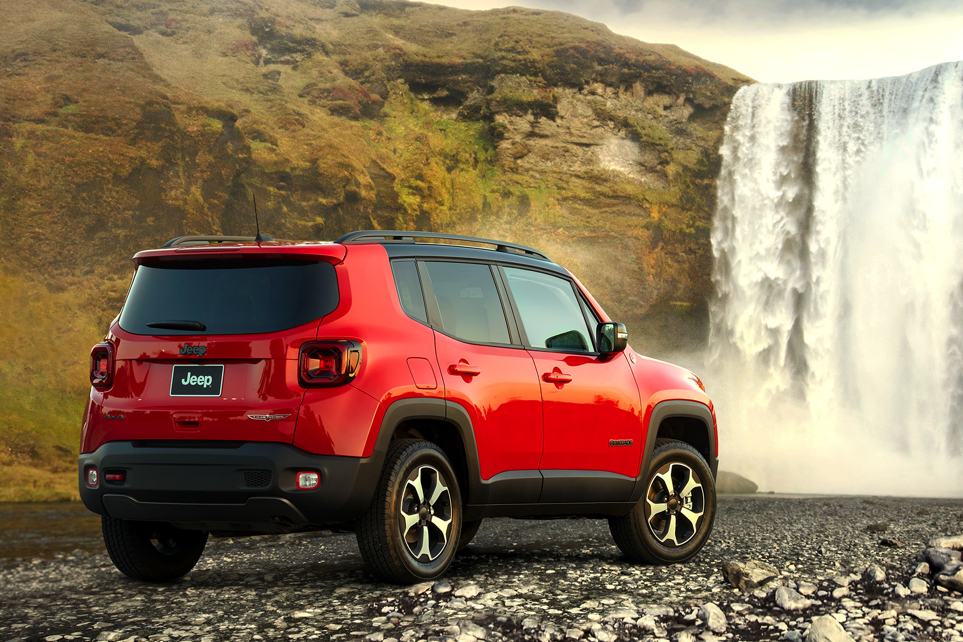Jeep Renegade 2019 avec extérieur rouge garé sur des rochers