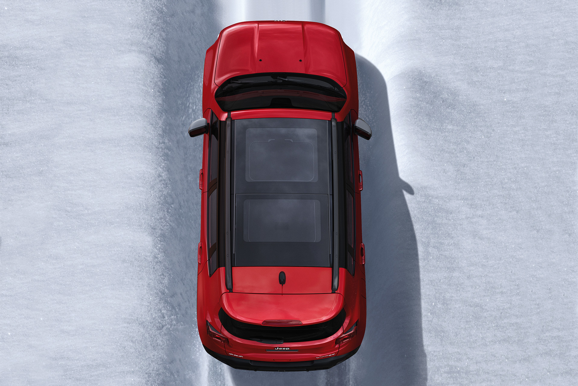 Jeep Renegade 2019 avec extérieur rouge roulant dans la neige