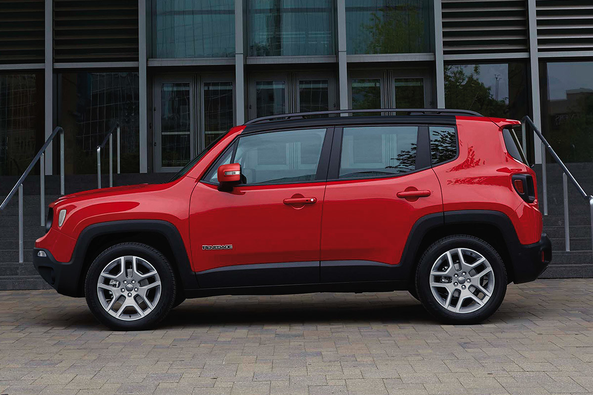 Vue du Jeep Renegade 2020 stationné à l’extérieur dans une ville