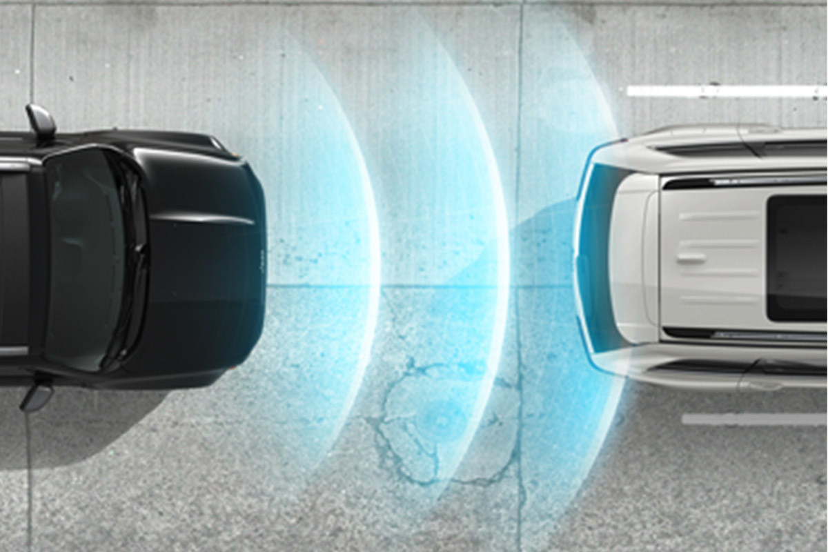 Vue aérienne d’un Jeep Renegade illustrant comment l’alerte de collision avant avec système de freinage actif détecte la proximité du véhicule qui le précède.