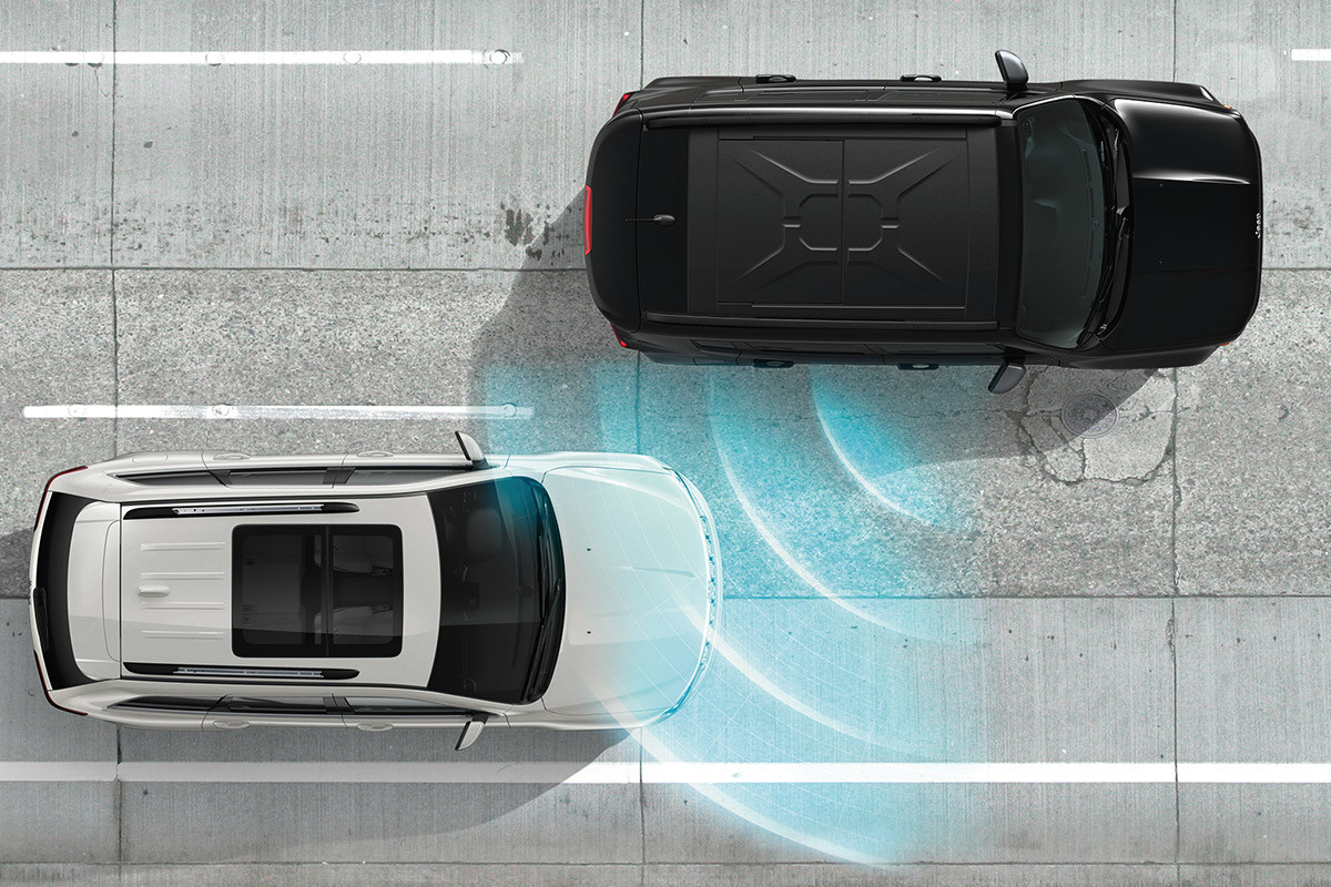 Vue aérienne du Jeep Renegade et d’un deuxième véhicule, illustrant comment le système de surveillance des angles morts détecte quand un autre véhicule entre dans son angle mort.
