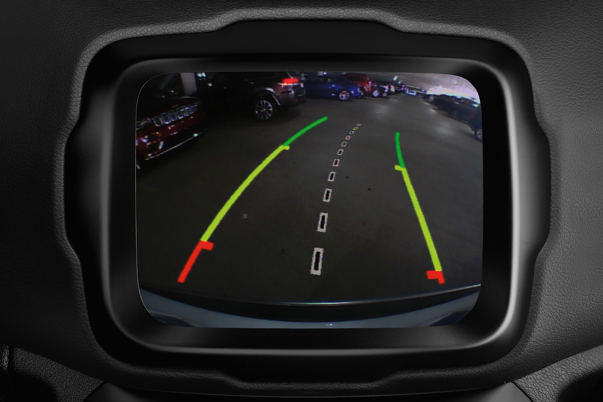 Gros plan du système de divertissement montrant des lignes de guidage à l’écran pour guider le Jeep Renegade dans une aire de stationnement.