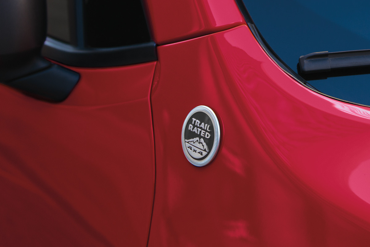 Gros plan sur l’extérieur d’un Jeep Renegade 2022 rouge, mettant en évidence le logo Trail Rated.