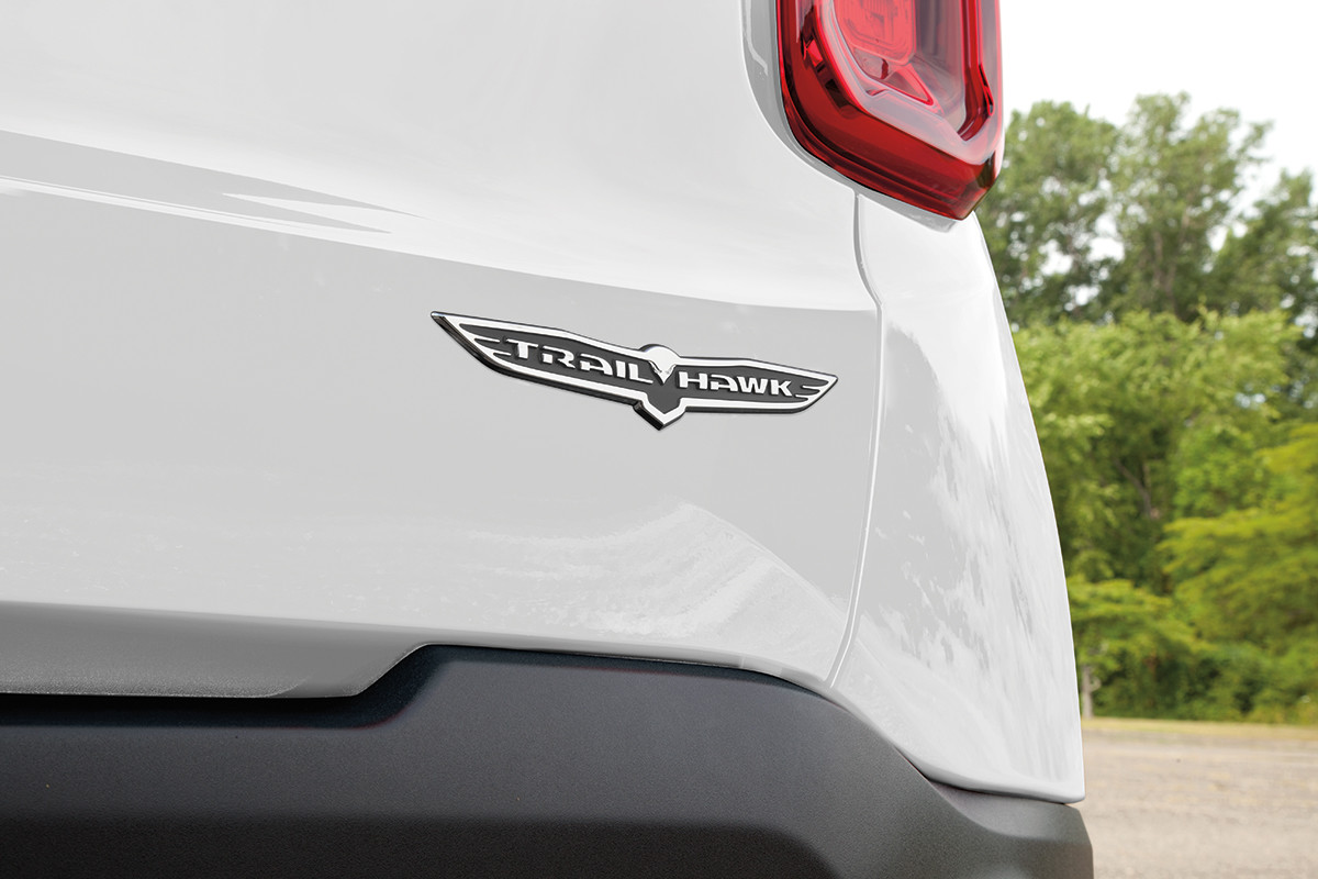 Gros plan du logo Trailhawk sur un Jeep Renegade 2022 blanc.