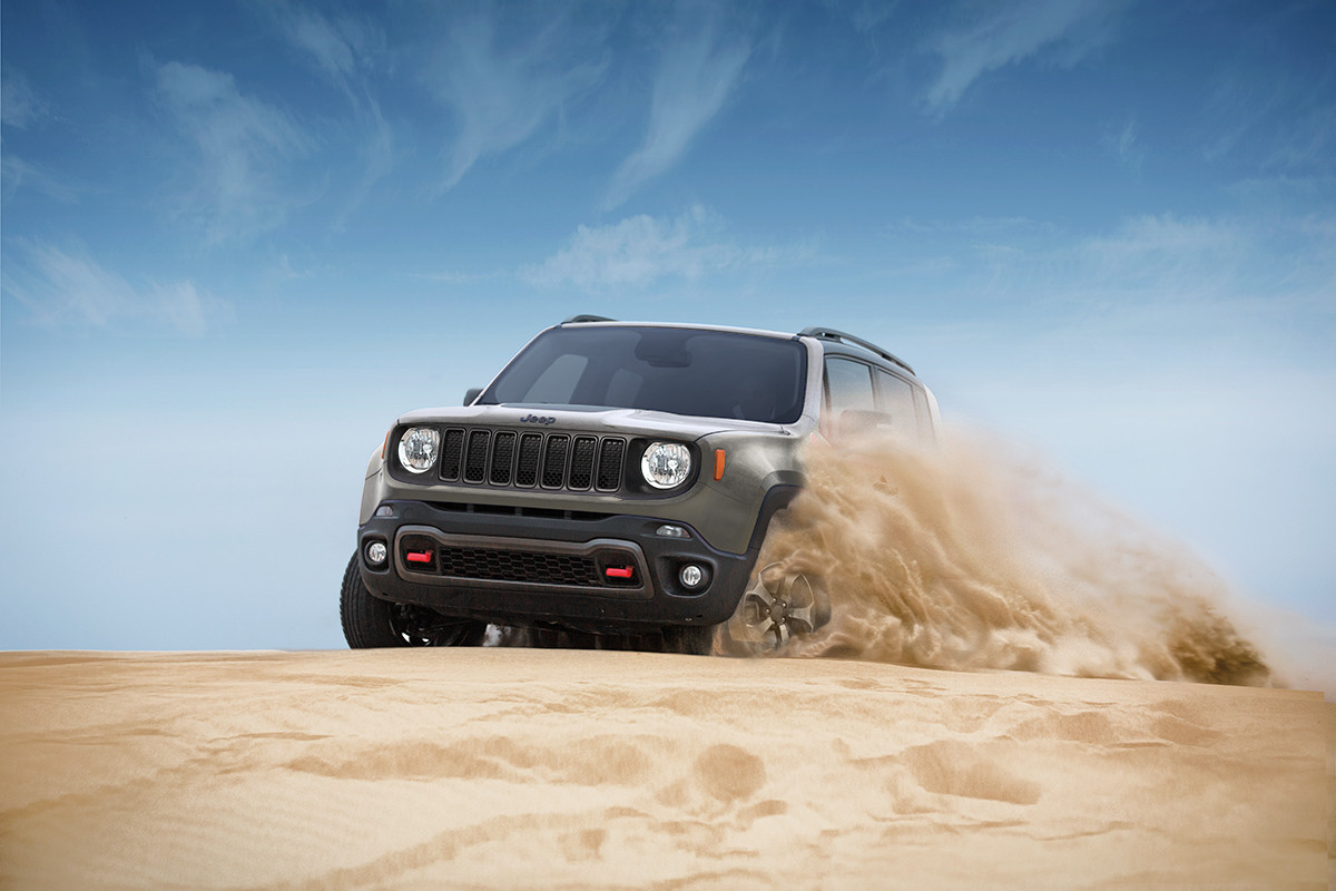 Un Jeep Renegade 2022 argent roulant dans un désert.