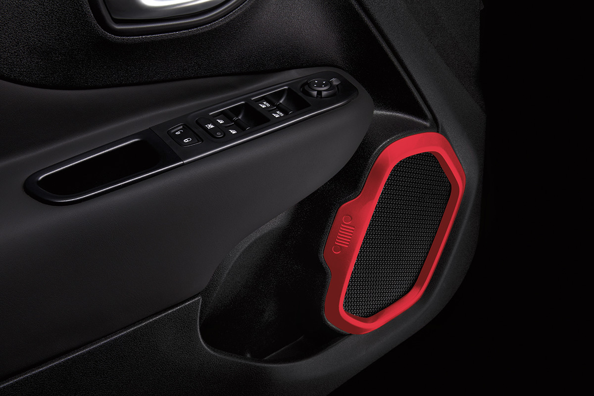 Gros plan sur les haut-parleurs du Jeep Renegade 2022 avec fini noir et rouge.