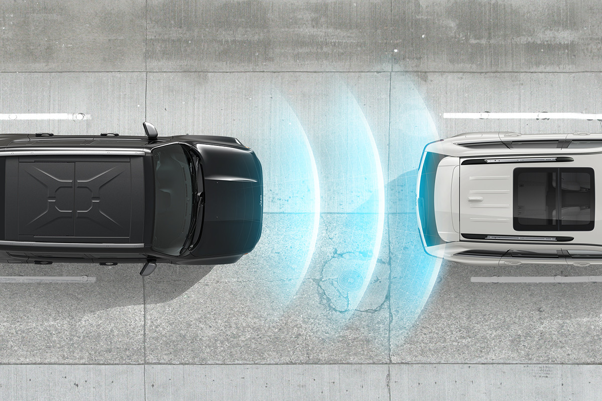 2022 Renegade illustration demonstrating forward collision monitoring.