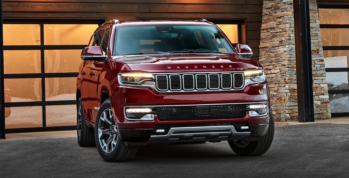 Vue d’un Wagoneer 2022 rouge, stationné dans une entrée, devant une maison