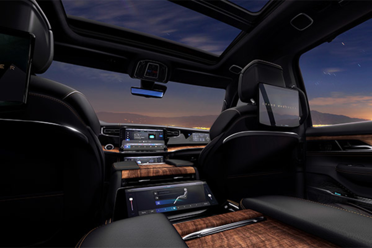 Vue nocturne de l'intérieur du Grand Wagoneer 2022