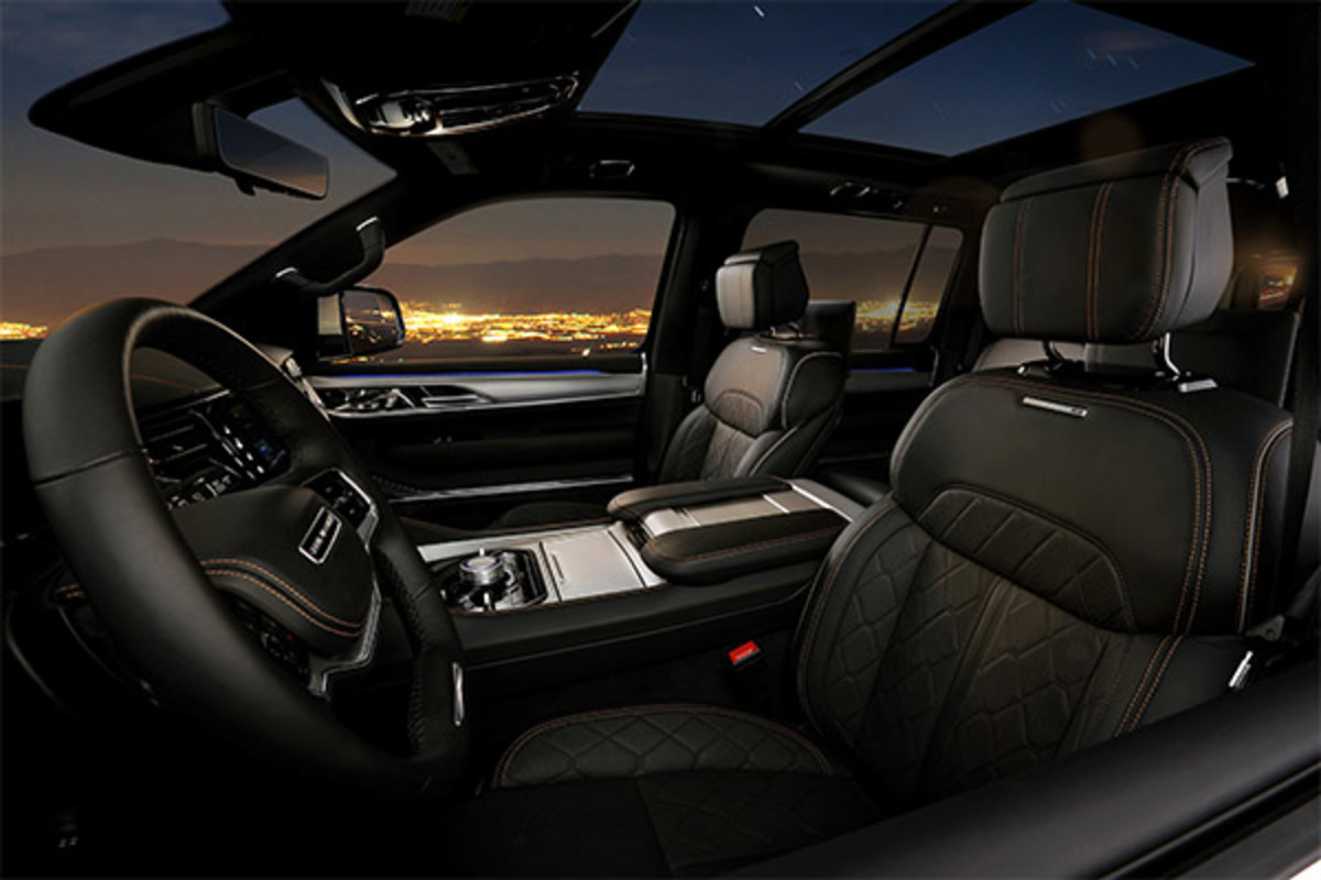 Vue de nuit de l’habitacle du Grand Wagoneer 2022