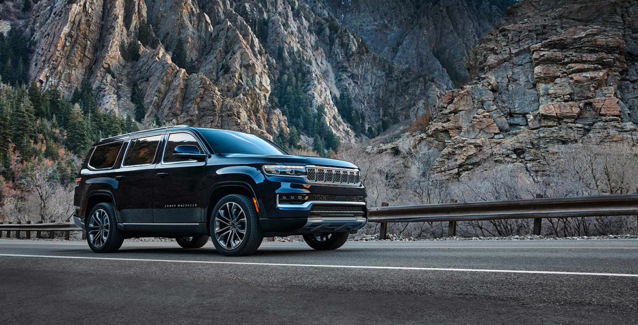 Grand Wagoneer 2022 noir roulant sur une route dans les montagnes
