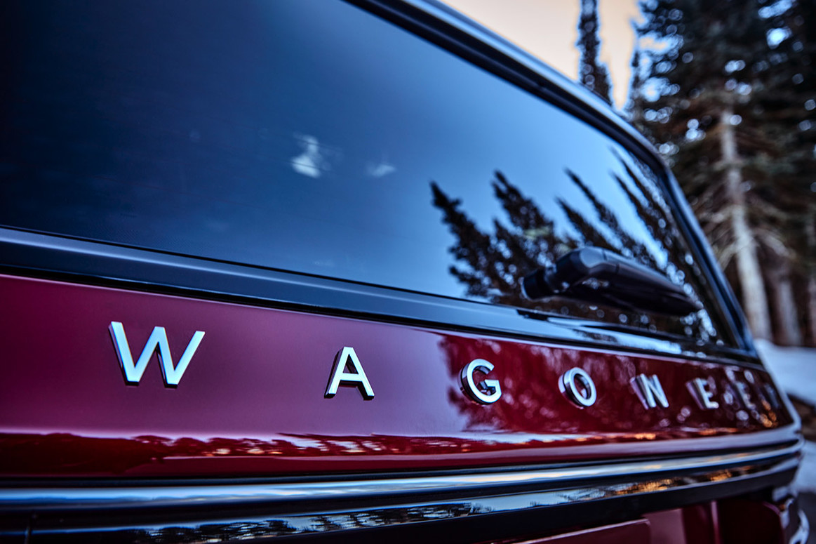 Le logo Wagoneer à l'arrière d'un Wagoneer rouge 2022.