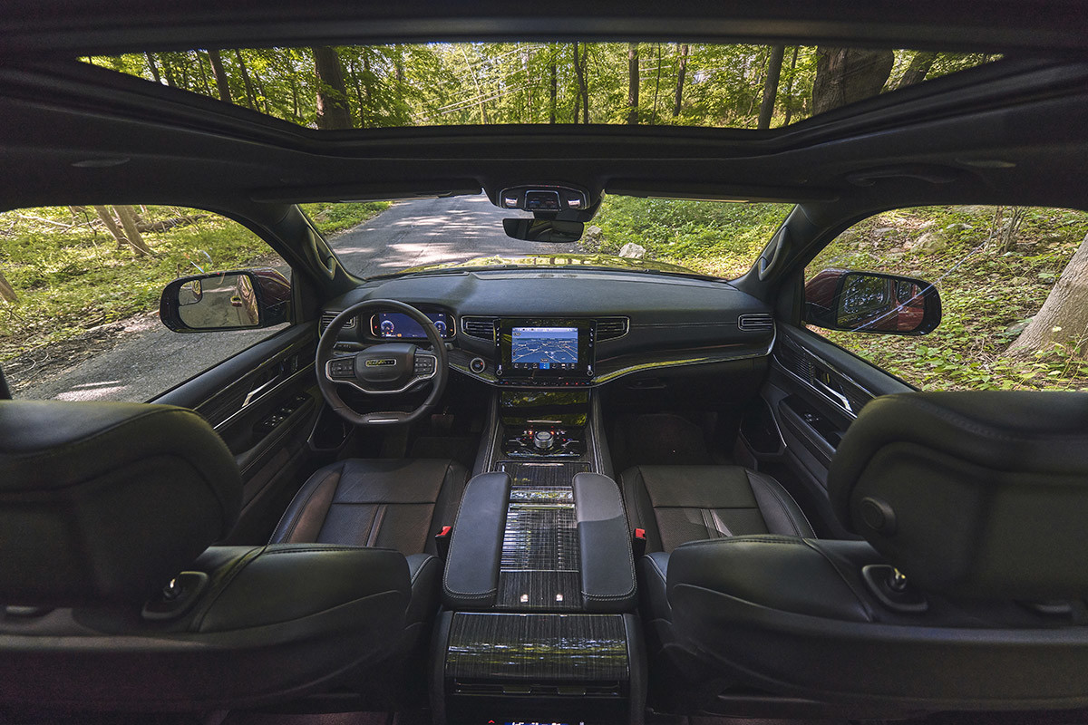 Vue arrière des sièges passager et conducteur du Wagoneer 2022