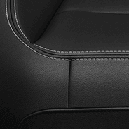 Garnitures à dessus en cuir avec logo <span class="unbr">Sahara<sup>MD</sup></span> <br>brodé – noir