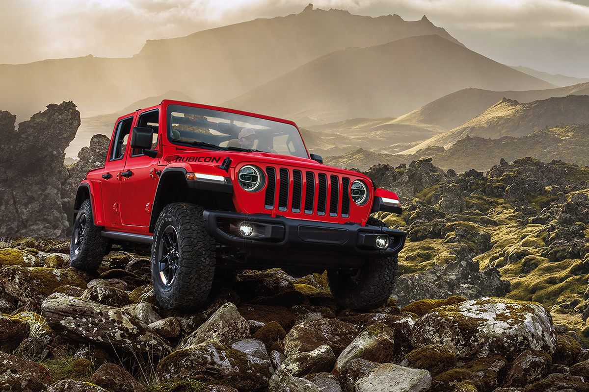 Jeep Wrangler 2019 hors route sur des rochers, illustré en rouge