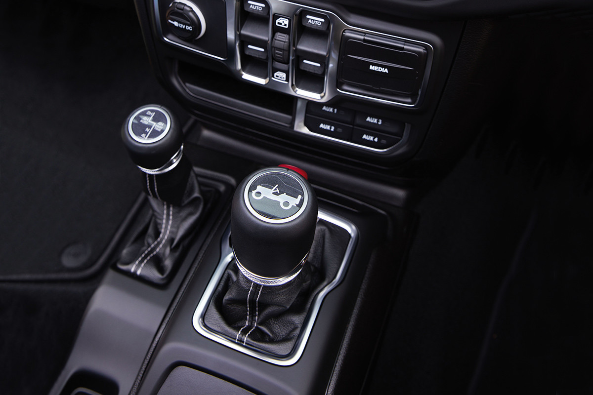 Habitacle du Jeep Wrangler 2019 montrant la console centrale et le sélecteur de vitesse