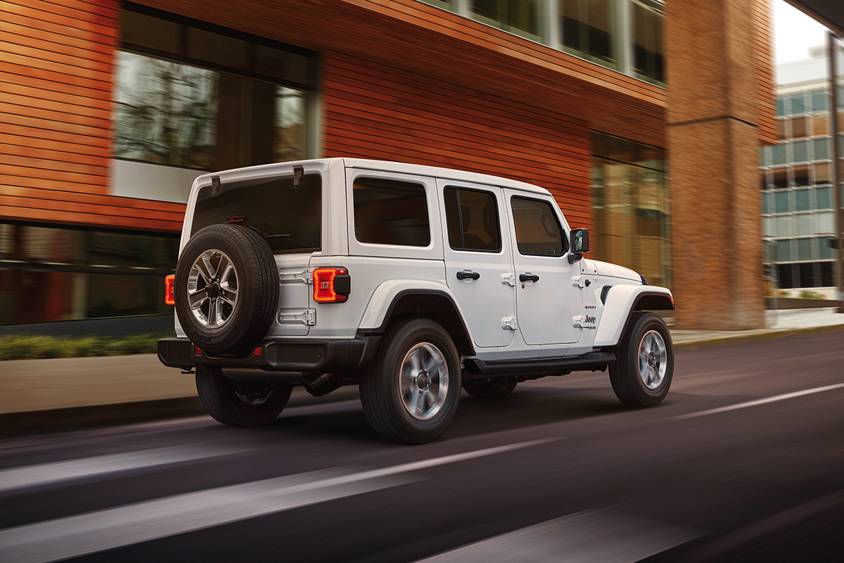 Vue extérieure arrière du Jeep Wrangler 2019, illustré en blanc