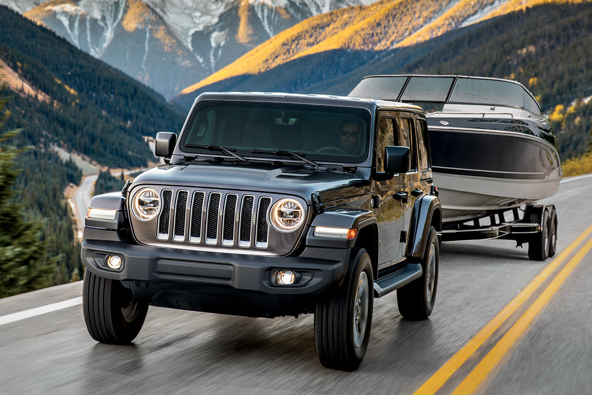 Jeep Wrangler 2019 roulant sur une dune, illustré en argent