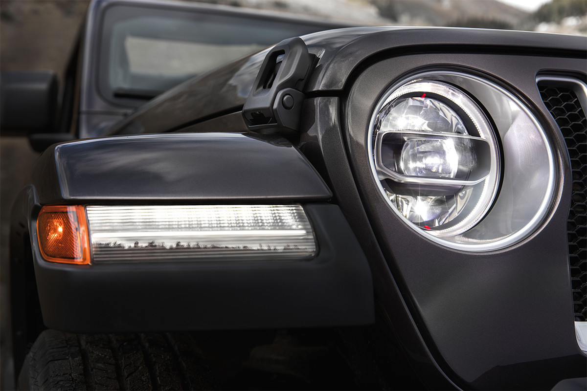 Vue avant de l'éclairage à DEL du Jeep Wrangler 2019, illustré en noir
