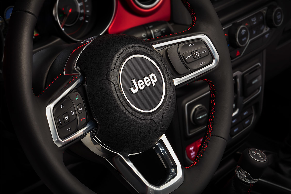 Habitacle du Jeep Wrangler 2019 montrant le volant muni d'un régulateur de vitesse adaptatif avec fonction d'arrêt