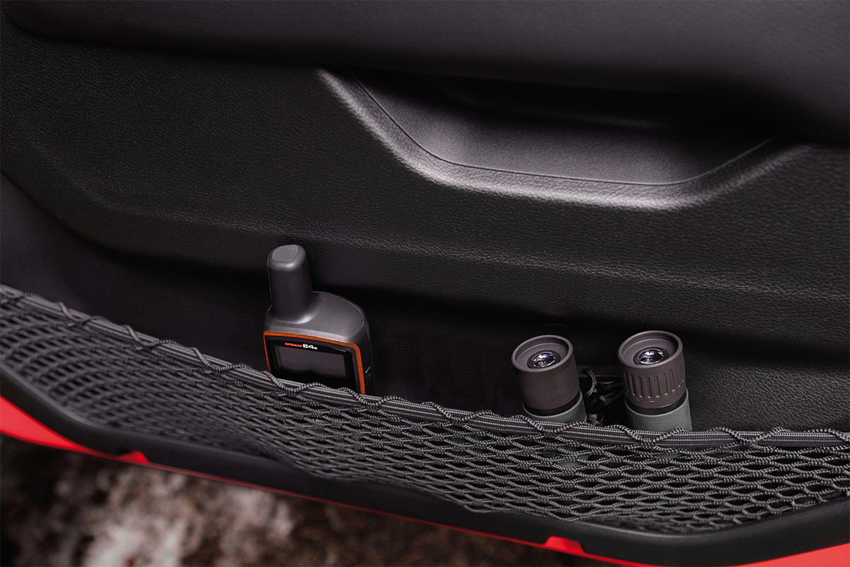 Habitacle du Jeep Wrangler 2019 montrant les pochettes en filet