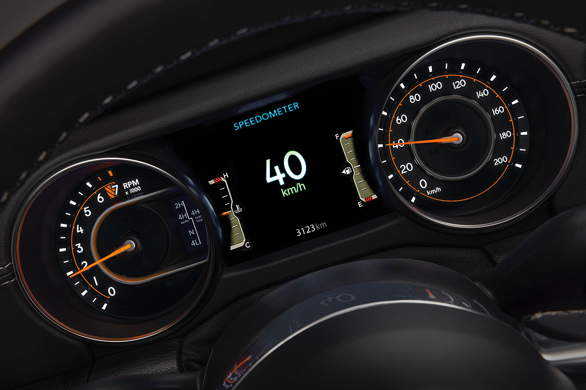 Habitacle du Jeep Wrangler 2019 montrant un écran de 7 po intégré au groupe d'instruments