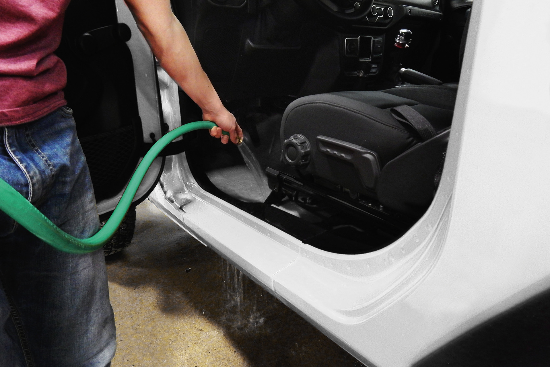 Habitacle du Jeep Wrangler 2019 montrant les bouchons d'évacuation