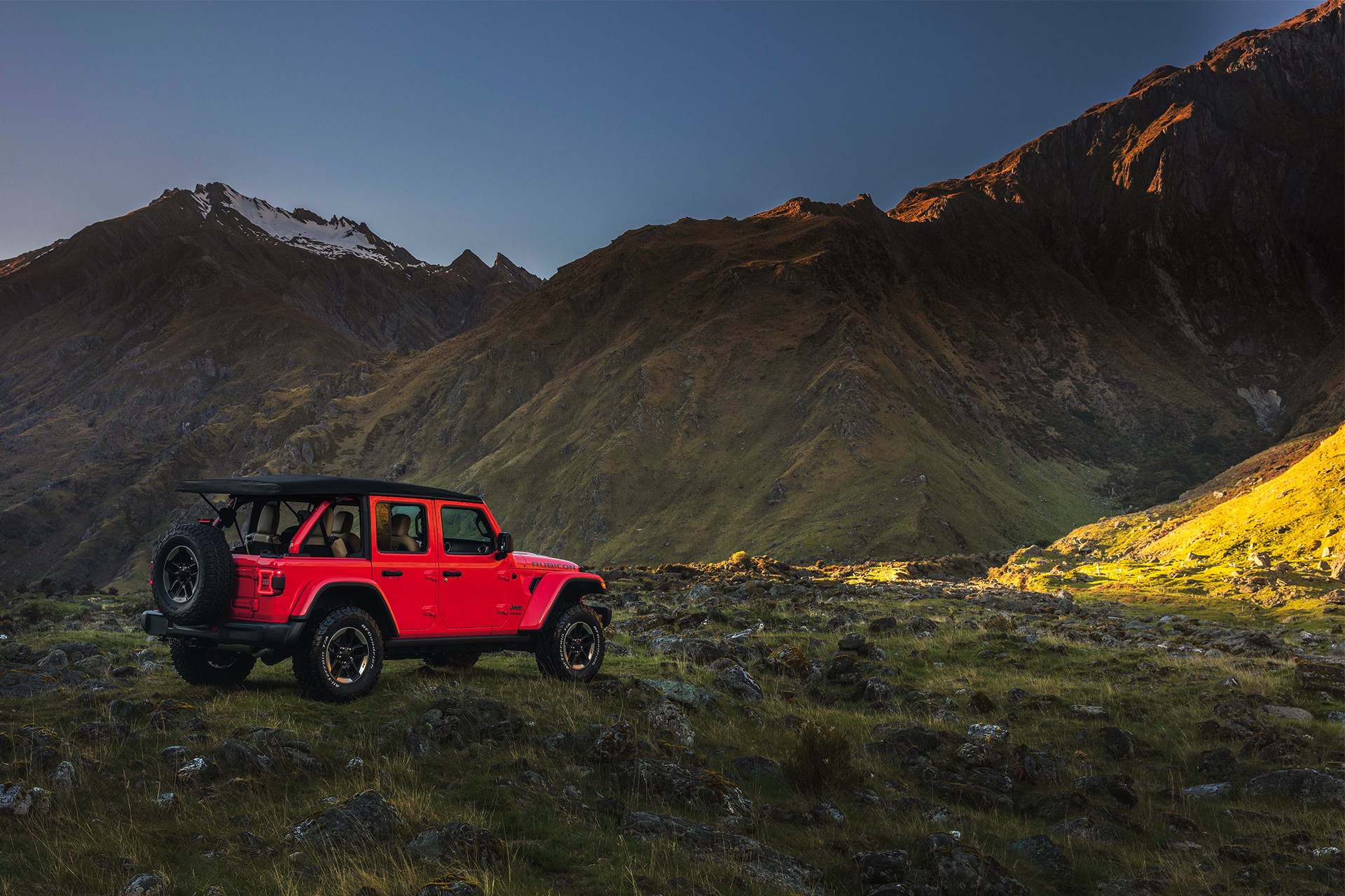 Jeep Wrangler 2019 garé en montagne, illustré en rouge