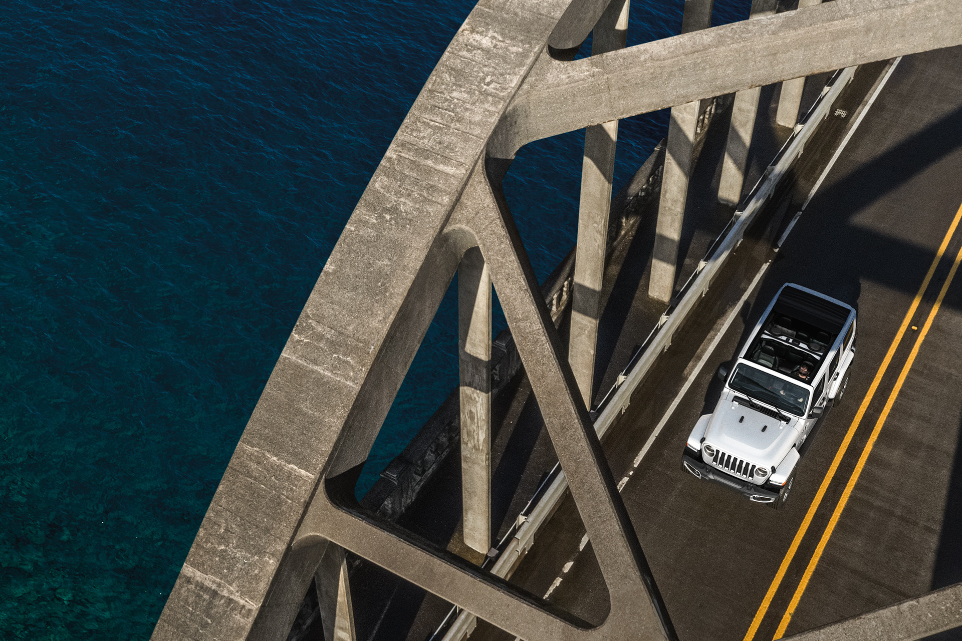 Jeep Wrangler 2019 traversant un pont, illustré en blanc