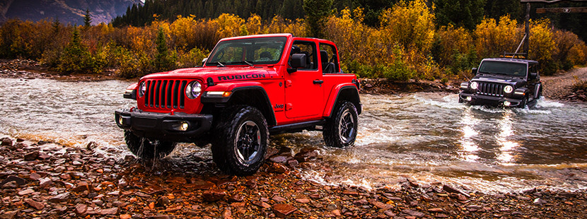 Jeep Wrangler 2019 dans une rivière peu profonde, illustré en rouge et gris