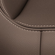Garnitures à dessus en cuir avec logo <span class="unbr">Sahara<sup>MD</sup></span> <br>brodé – daim foncé