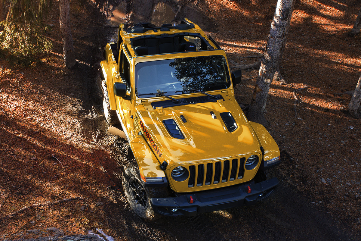 Vue aérienne d’un Jeep Wrangler 2020 jaune garé à l’extérieur dans un secteur forestier