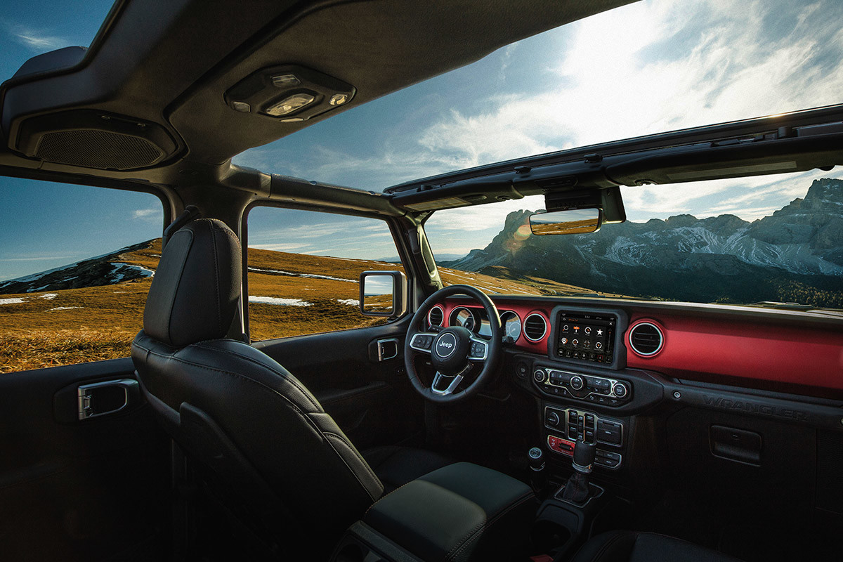 Vue intérieure du Jeep Wrangler 2021 dont le toit a été retiré, garé au sommet d’une montagne