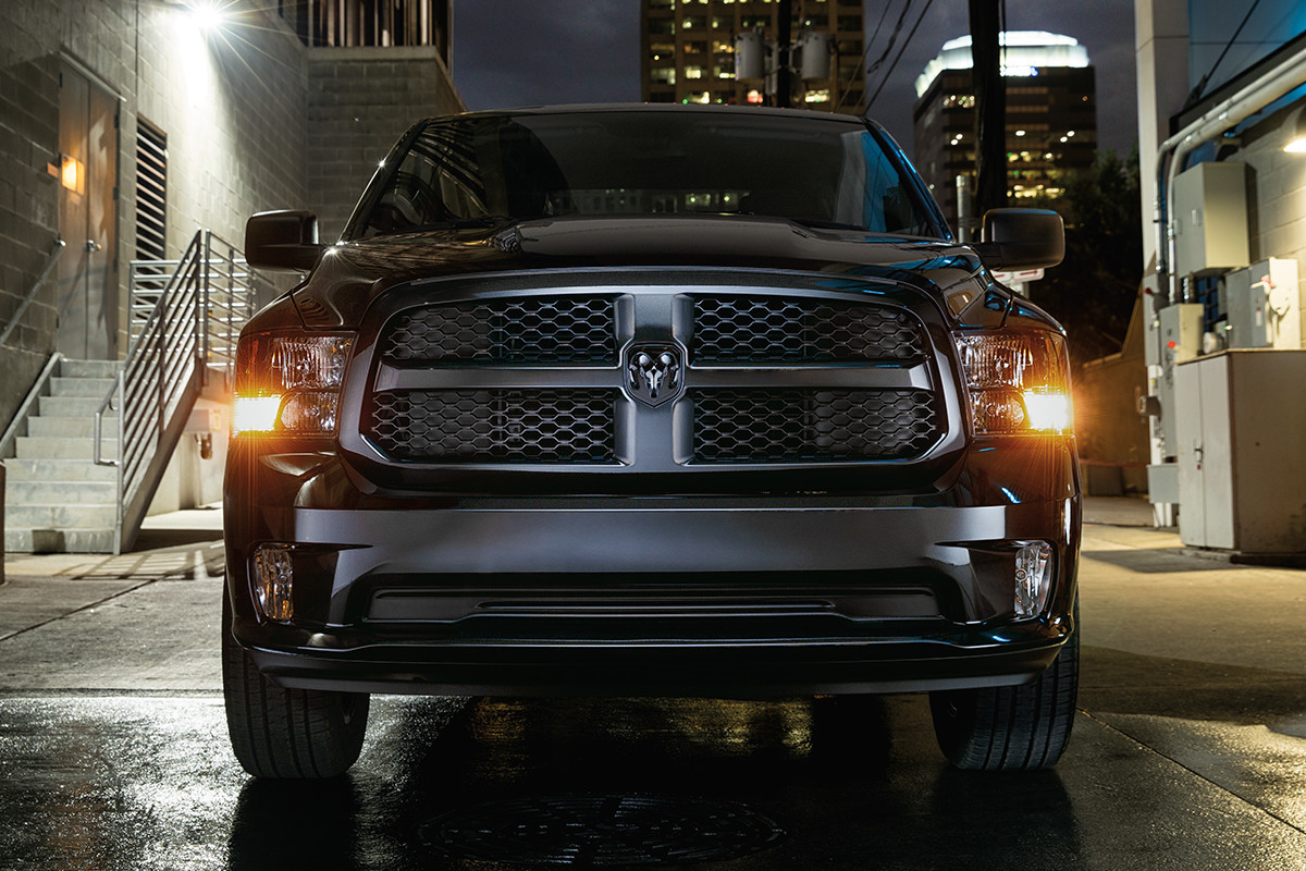 Ram 1500 2018 avec ensemble Express Blackout et bouclier avant complet noir