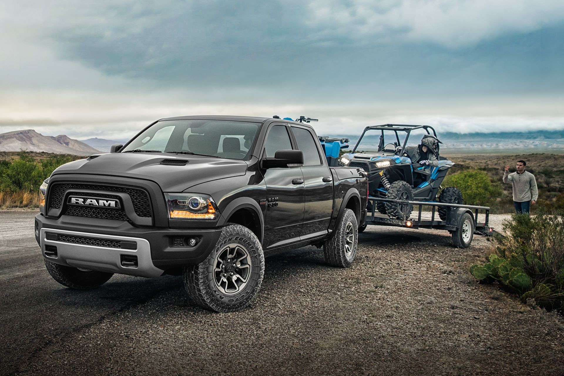 Extérieur du Ram 1500 2018 – compétences 4x4, avec moto tout-terrain
