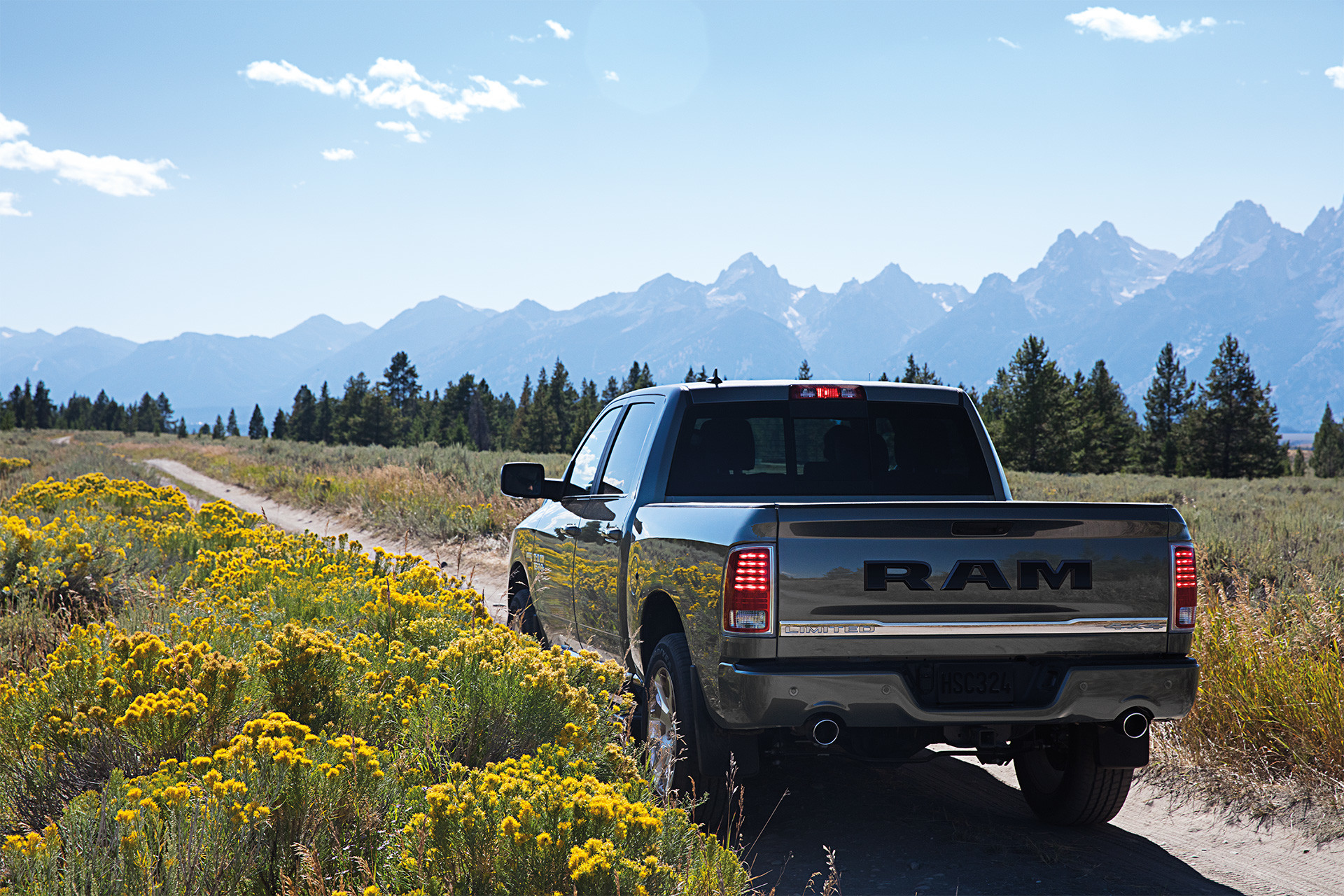 Un Ram 1500 DS gris stationné près d’une plaine