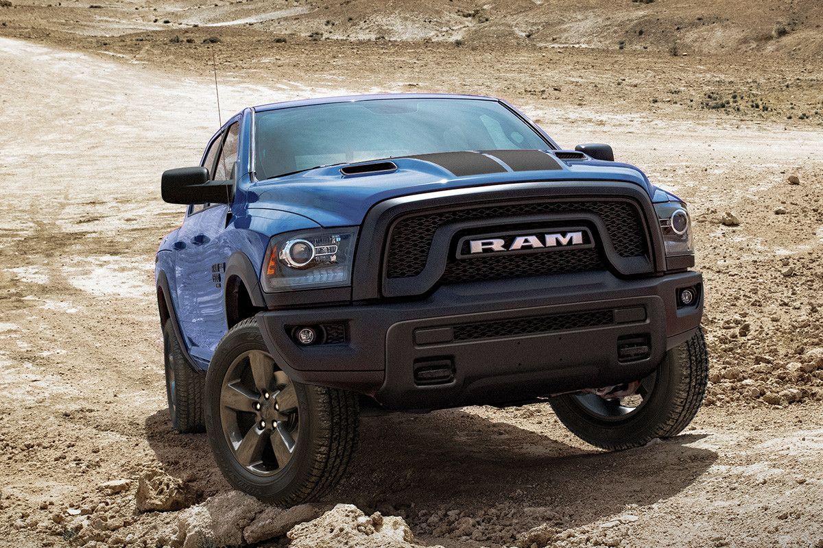 Ram 1500 DS 2019 bleu garé sur une route de terre et tourné vers le haut.