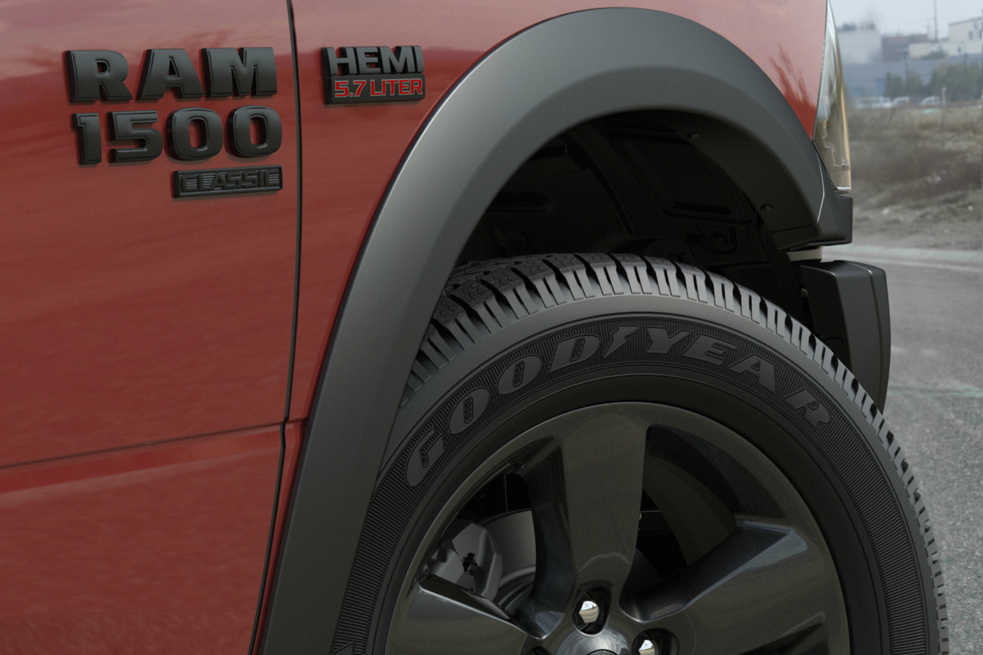 Vue rapprochée de l’aile avant et des insignes du Ram 1500 Classic 2019, illustré en rouge