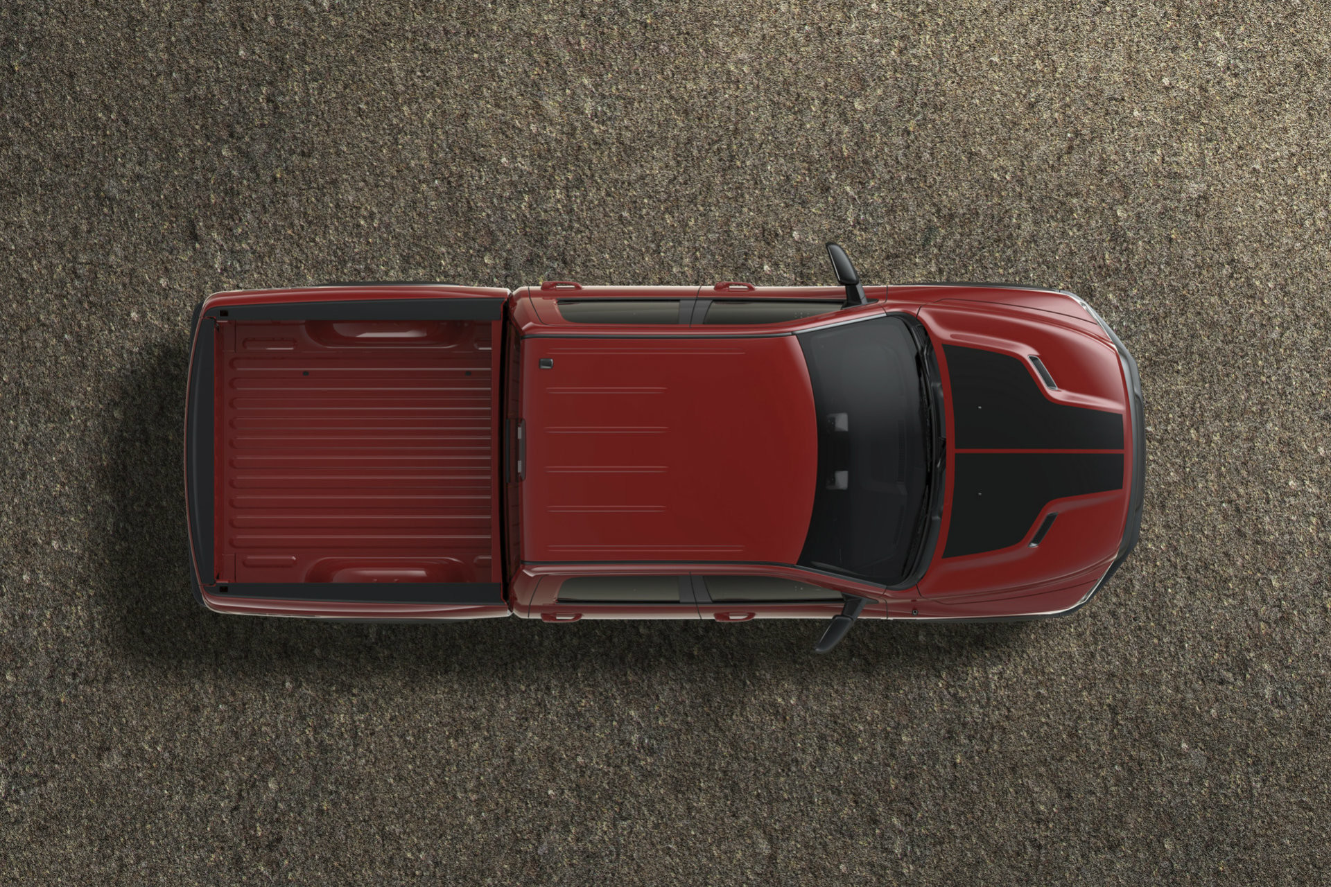 Vue cavalière du Ram 1500 Classic 2019, illustré en rouge, avec un autocollant Sport sur le capot