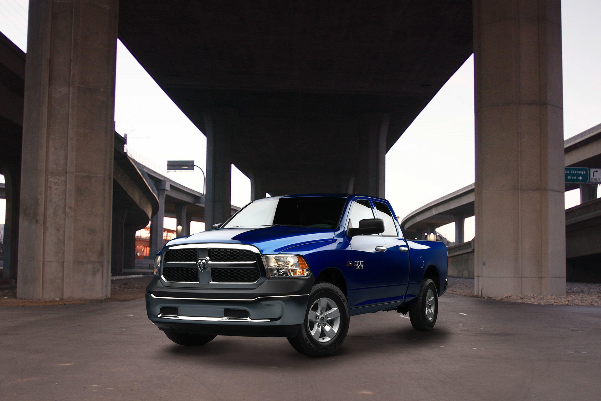 Image de l'extérieur du Ram 1500 Classic 2019 sous une autoroute, illustré en argent