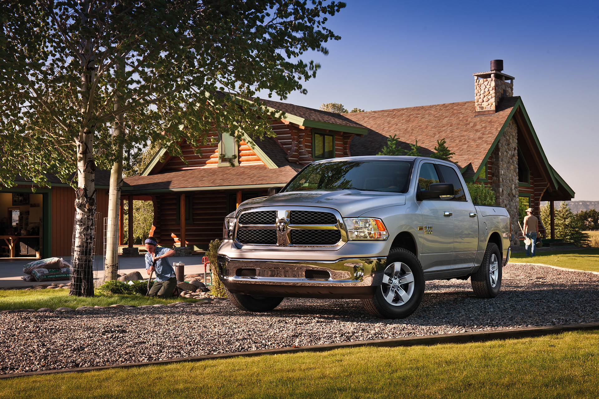 Vue extérieure du Ram 1500 Classic 2019 stationné, illustré en argent