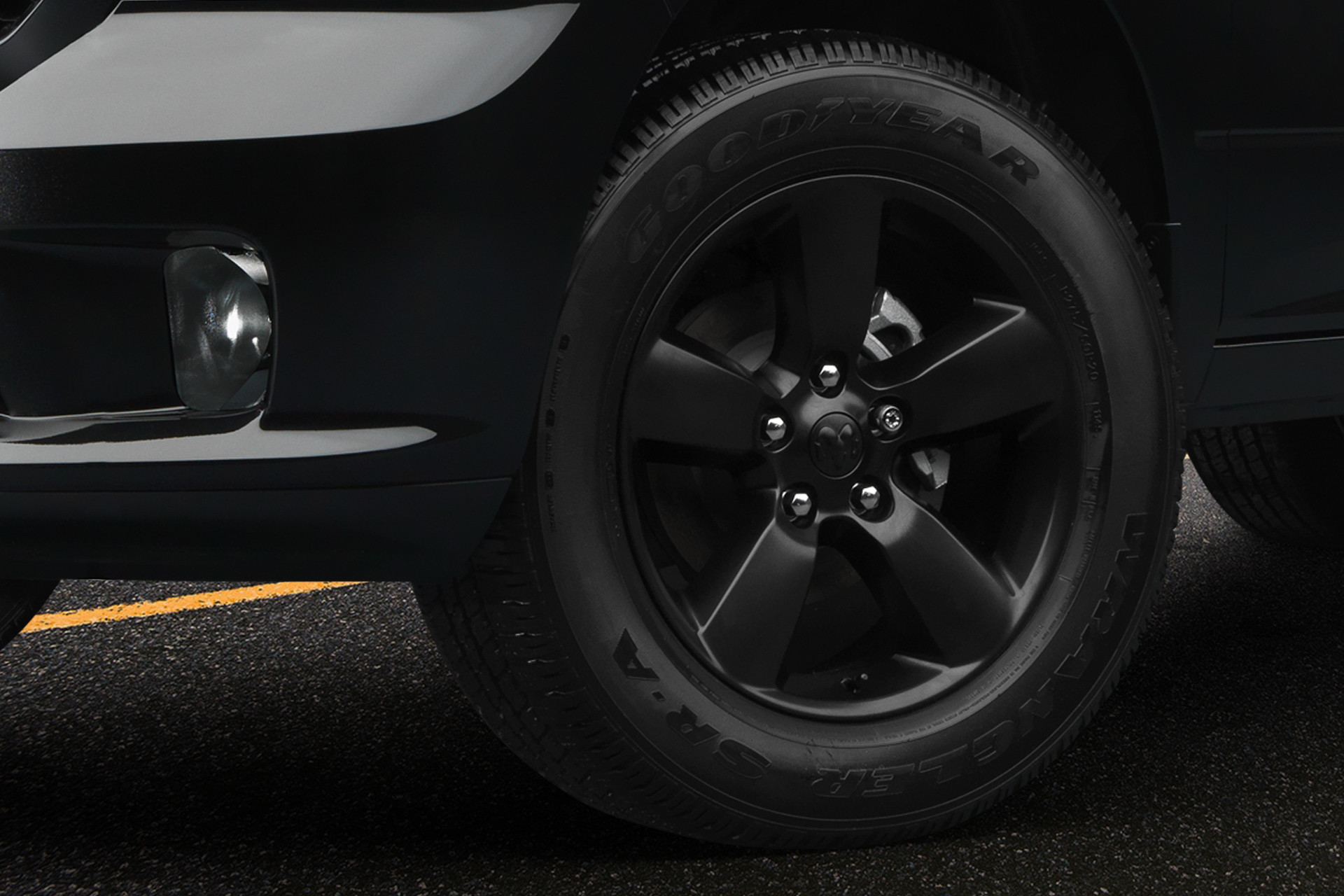 Gros plan extérieur des roues en aluminium noir du Ram 1500 Classic 2019