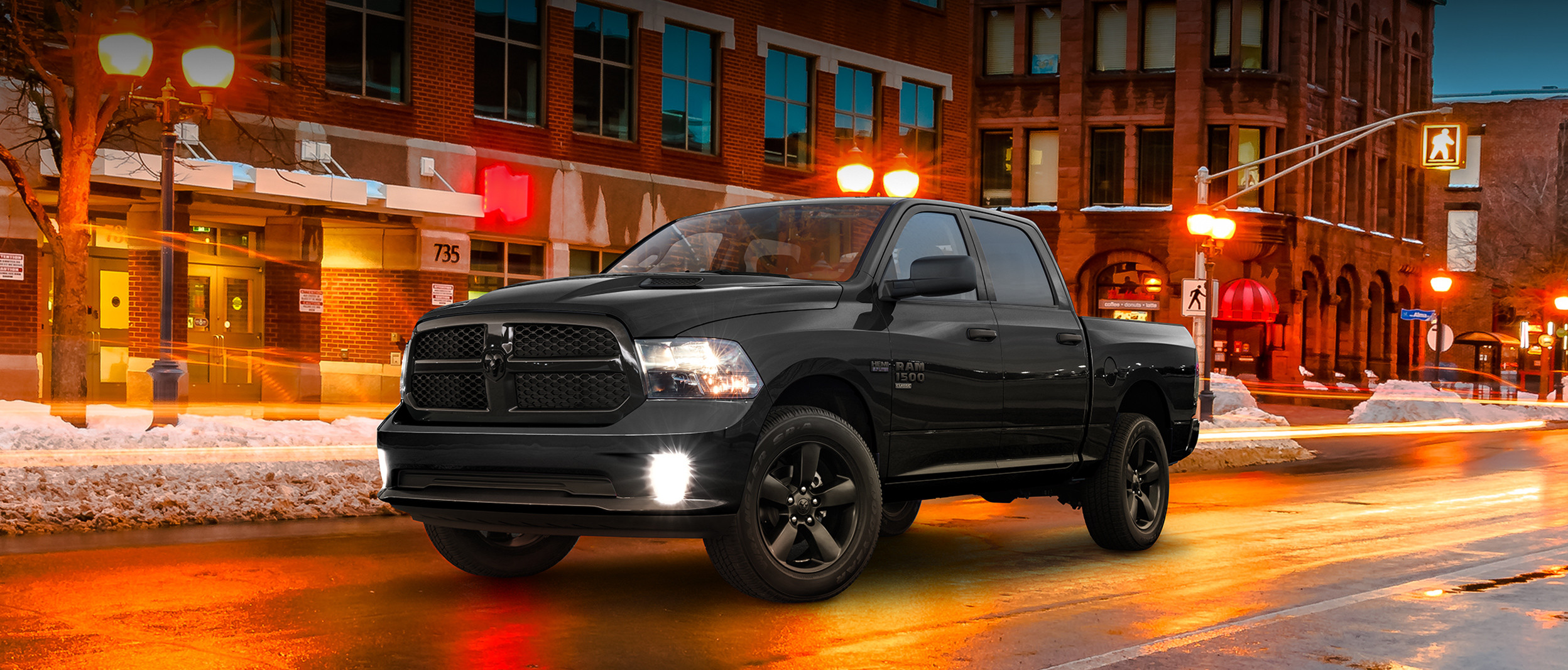 Un Ram 1500 Classic 2019, illustré en noir, roulant en ville la nuit