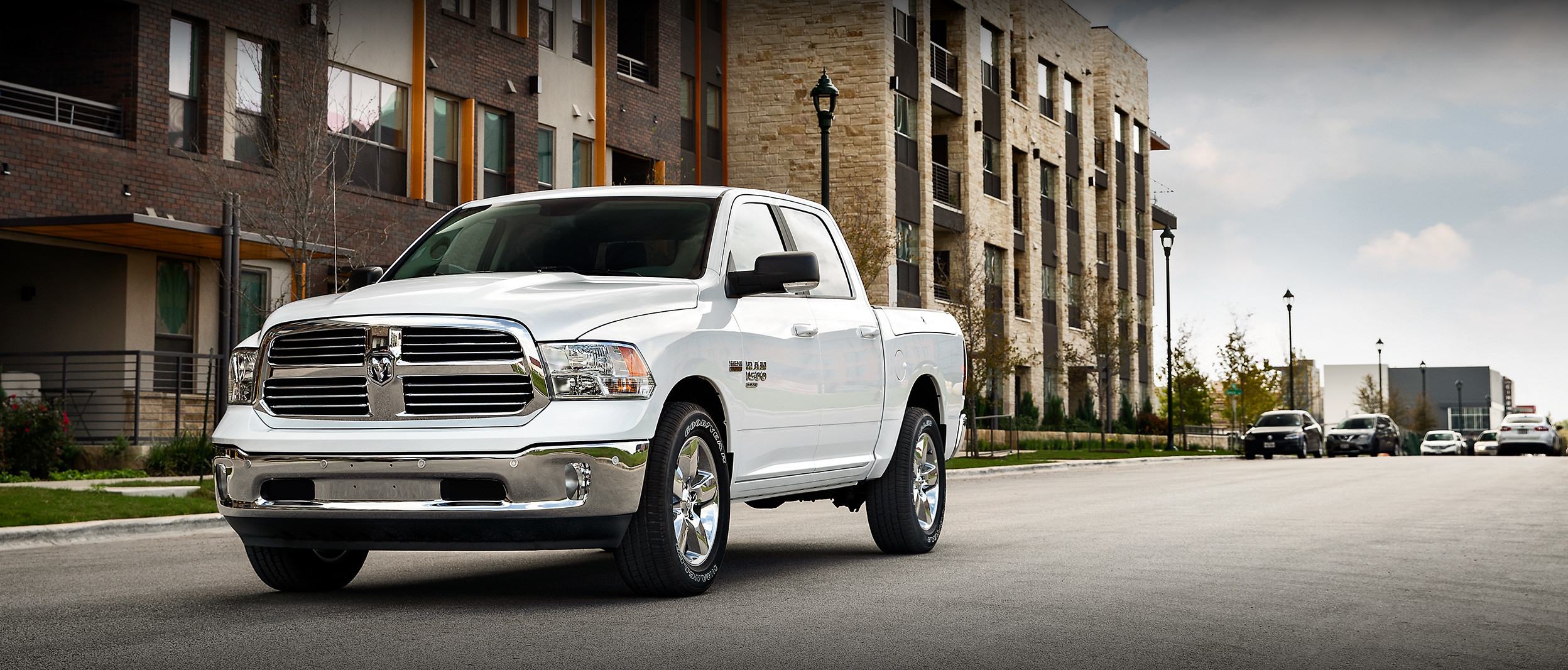 Un Ram 1500 DS blanc stationné dans une rue de la ville