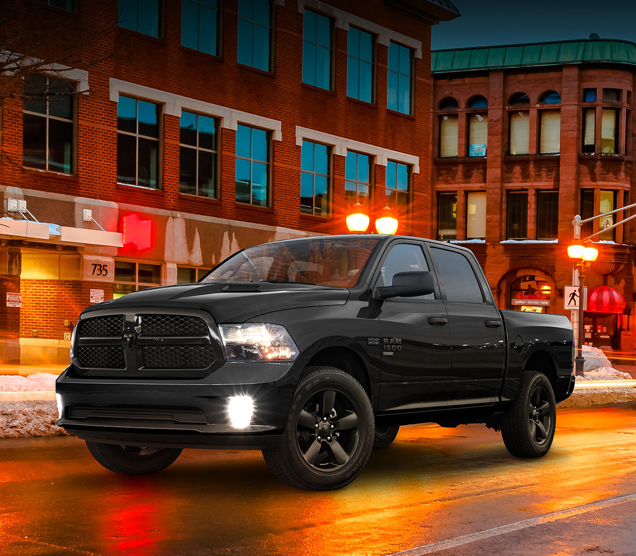 Un Ram 1500 Classic 2019, illustré en noir, roulant en ville la nuit