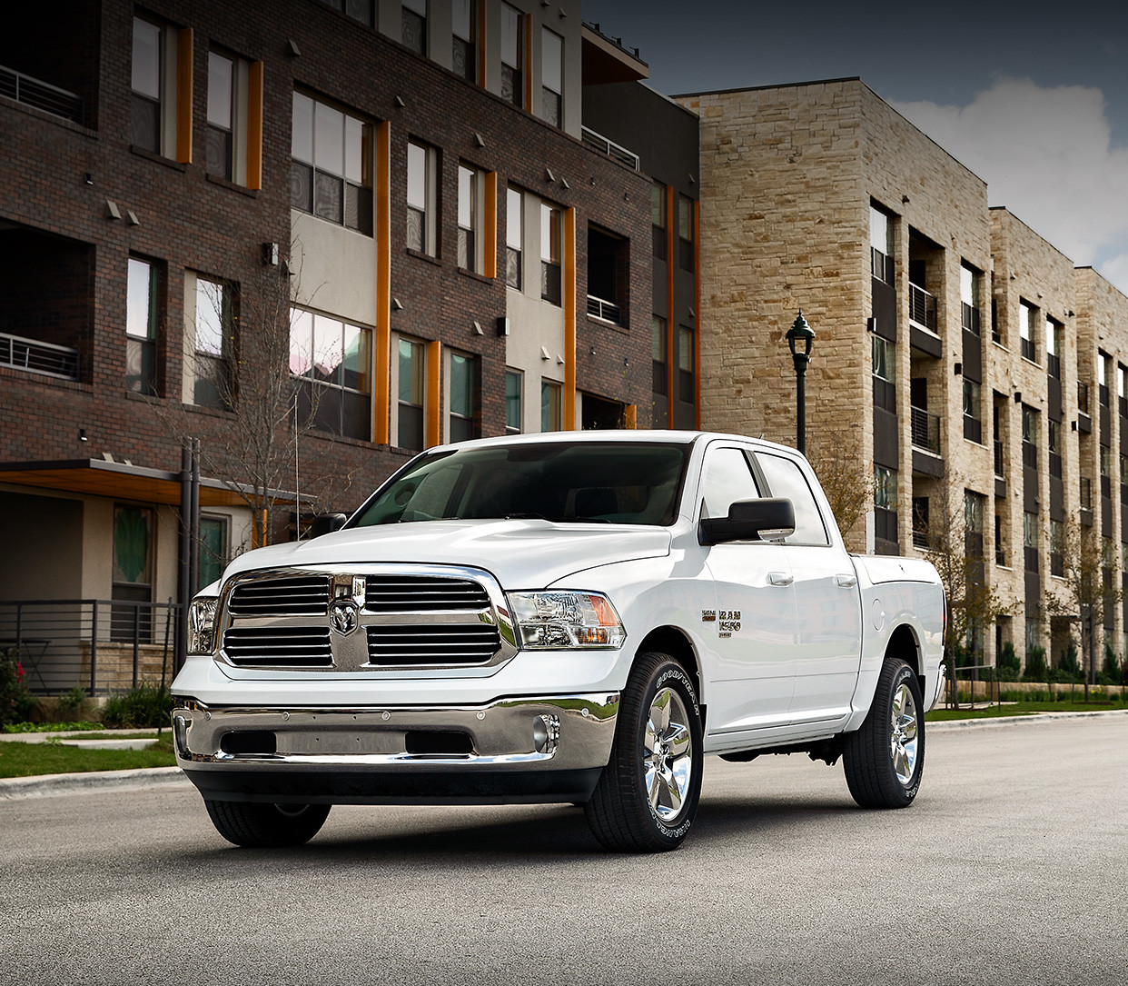 Un Ram 1500 DS blanc stationné dans une rue de la ville