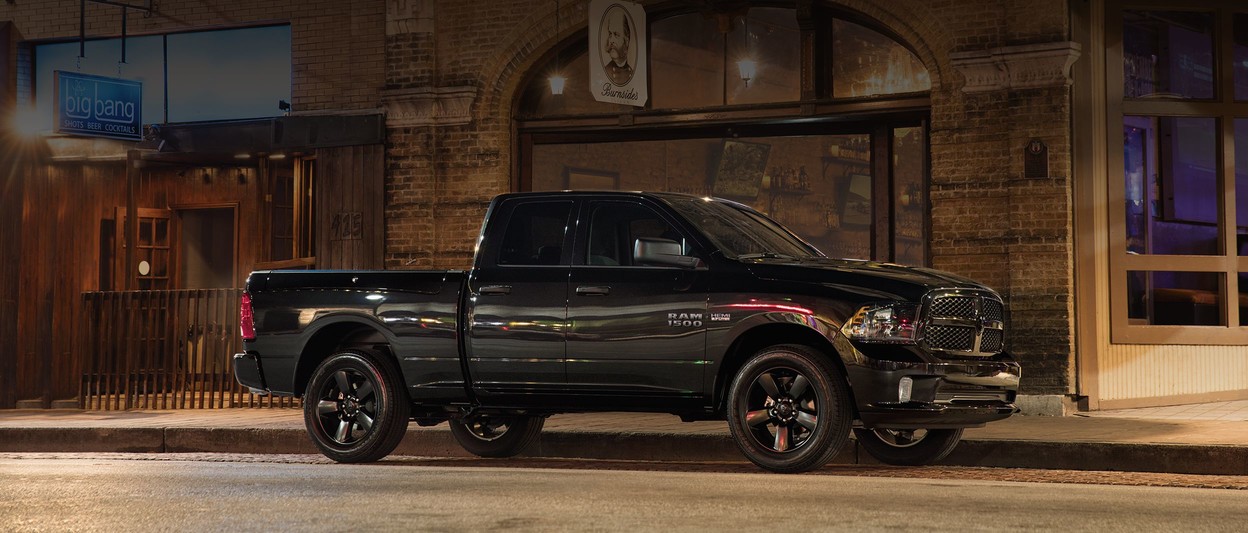 Ram 1500 DS Classic Express noir 2019 stationné devant un bâtiment
