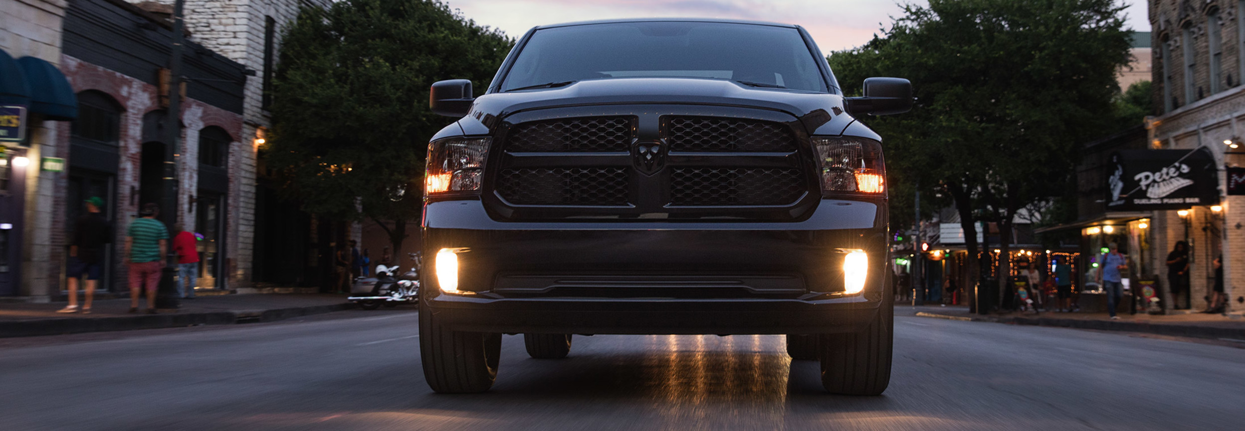 Vue de face d’un RAM 1500 Classic roulant sur une route de ville