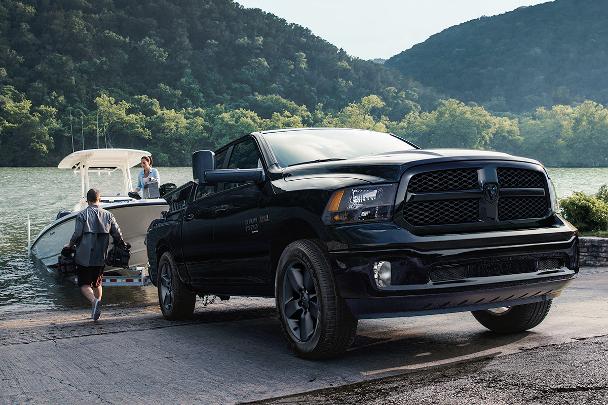 Vue de face du Ram 1500 Classic 2020 noir mettant une embarcation à l’eau dans un lac.