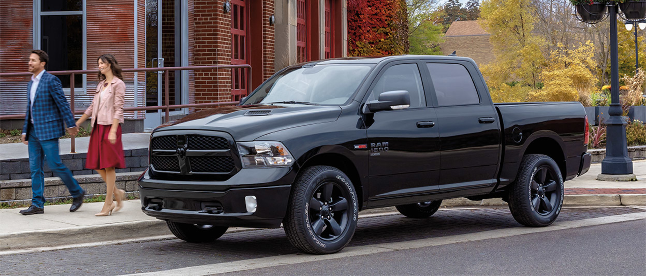 Un Ram 1500 2020 noir stationné devant un immeuble